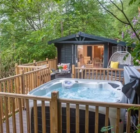Mistletoe Two Boutique With Hot Tub 度假居 *